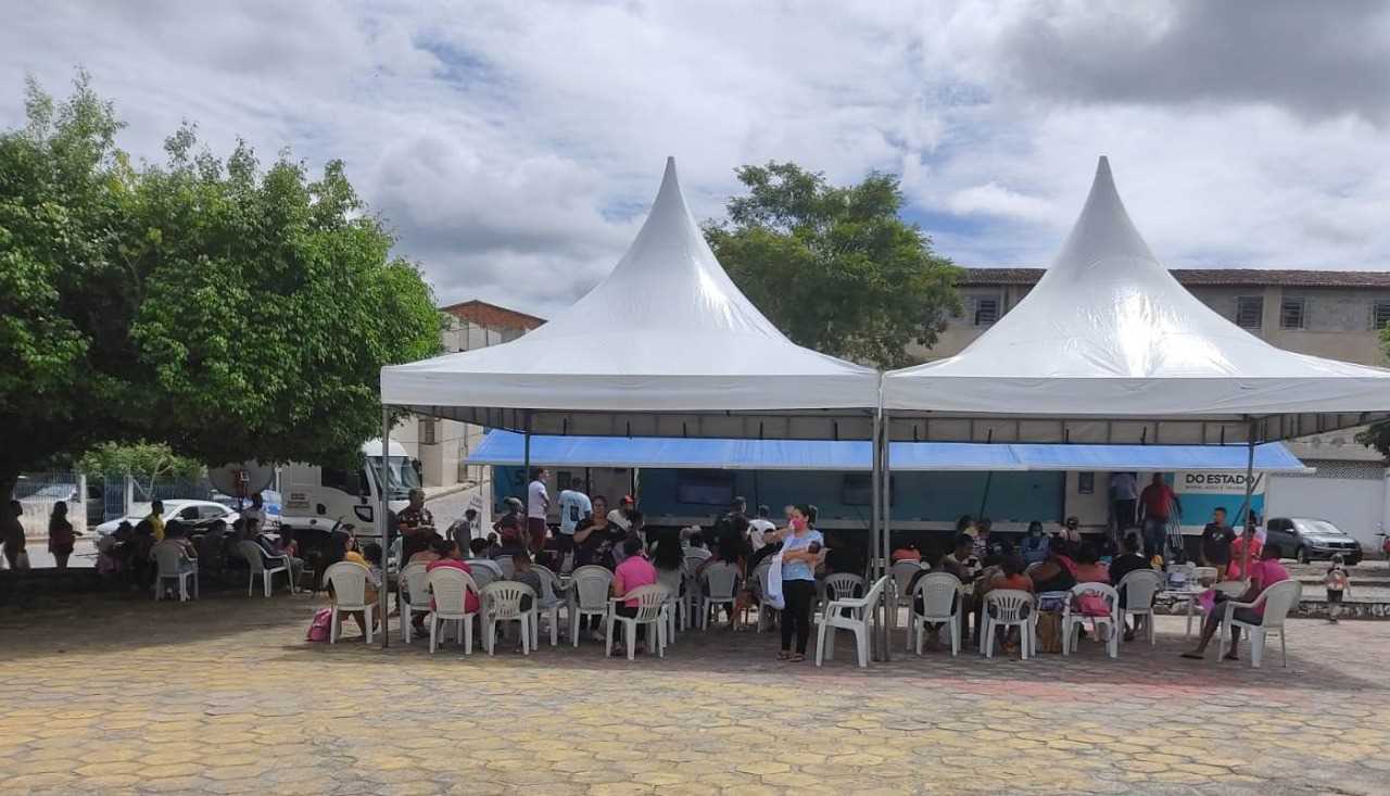 Camacã: Prefeito Paulo do Gás e vice- prefeito Rai visitam o SAC móvel
